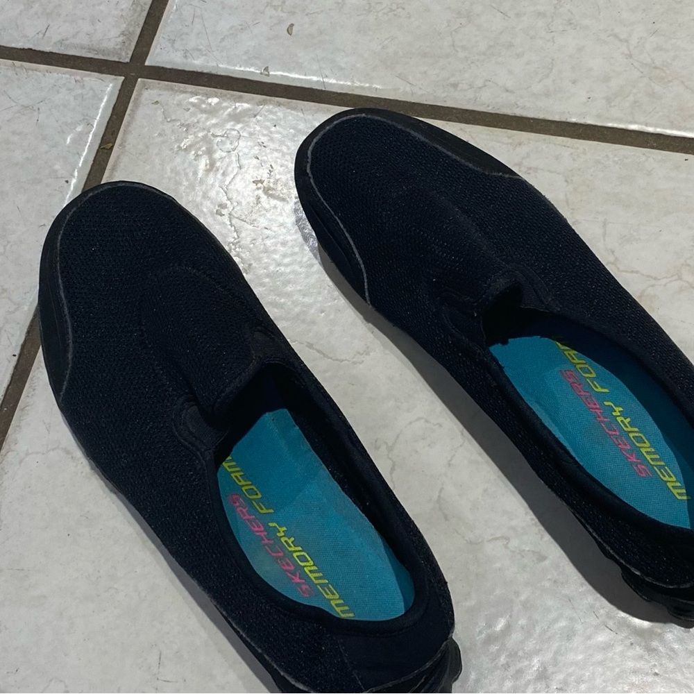 New Skechers memori form  slip on shoes size 8
